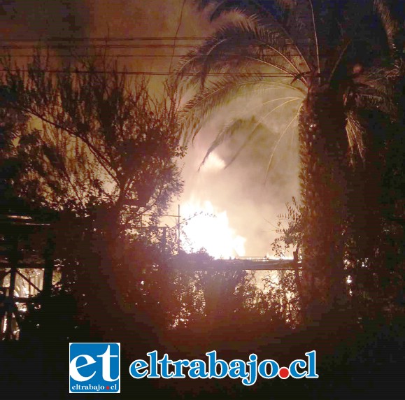 Personal de las tres compañías de Bomberos trabajaron arduamente hasta la madrugada para lograr reducir las llamas en el sector Santa Filomena de Santa María.