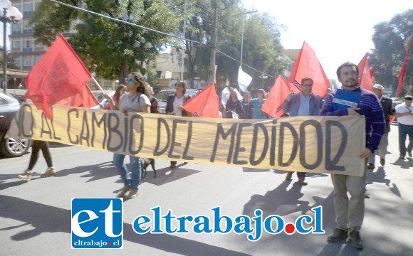 Carteles de No al cambio de medidor también presentes en la marcha.