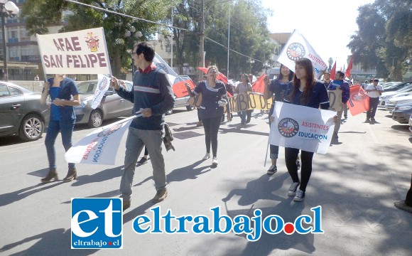 Asistentes de la educación también presentes en la marcha.