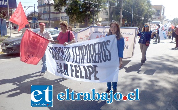 Representantes de los temporeros, en la imagen la presidenta de la CUT provincial, María Cuellar, y la presidenta de la UNCO Panquehue, Patricia Salas.