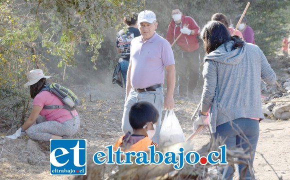 LA JUVENTUD IMPONE.- Ellos son estudiantes del Liceo Bicentenario Cordillera que conforman el Taller de Rescate patrimonial y medioambiental: Francisco Jammet, Antonia Contreras y Francisco Pavez.