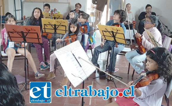 FALTAN INSTRUMENTOS.- Los ensayos continúan y este digno proyecto musical se va consolidando más en cada presentación.