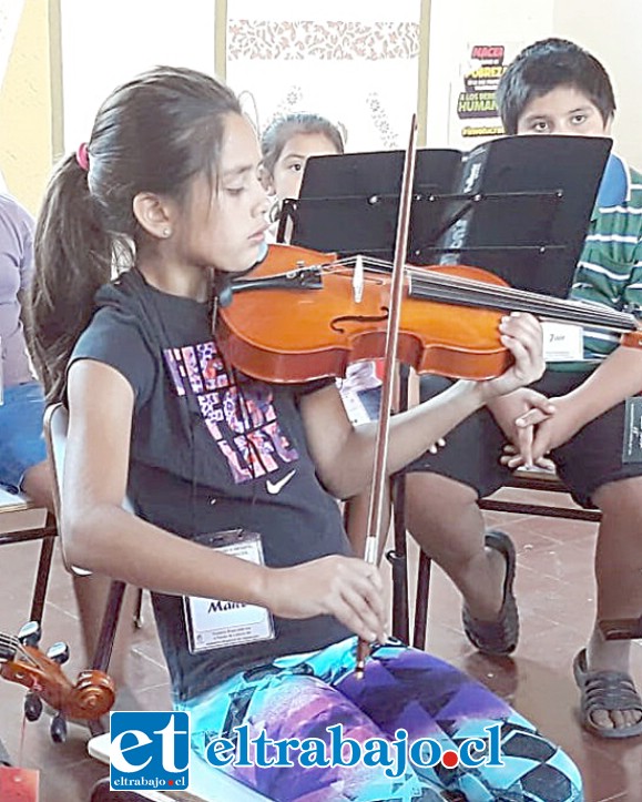 ¡GRANDE MAITE!- Maite Isidora Paéz Cortez, con apenas 8 años de edad, ya sabe tocar el violín y alegra musicalmente su mundo.