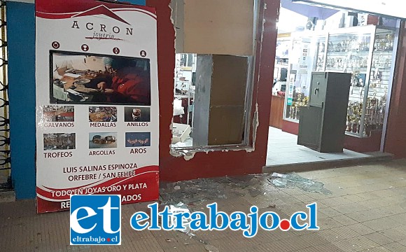 EL robo a Joyería Acrón ubicada en calle Combate de Las Coimas Nº 265 en San Felipe, ocurrió cerca de las 04:00 de la madrugada.