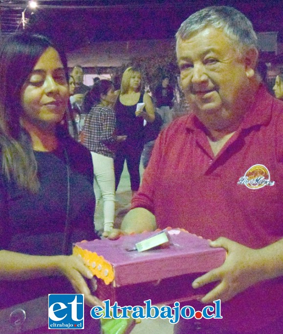 TRANSPARENCIA.- Don Eduardo Muñoz hizo entrega frente a nuestras cámaras del dinero recaudado este domingo para Fernanda.