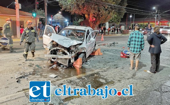 Los daños al vehículo revelan la violencia del impacto que habría tenido lugar aparentemente por una descoordinación de los semáforos, según denunciaron diversas personas a través de RRSS.