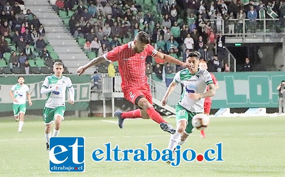 El capitán albirrojo David Fernández imponiéndose frente a los atacantes sureños en el duelo disputado en el Estadio Chinquihue. (Foto: Juan Carlos Calisto/ ANFP)