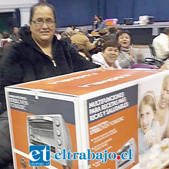 GRANDIOSOS PREMIOS.- Esta vecina regresó a su casa con este horno eléctrico totalmente nuevo.