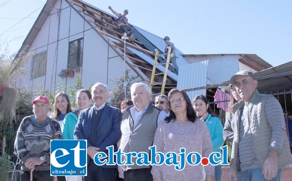 NO MÁS ASBESTO.- Vecinos de Las 4 Villas están muy contentos con el cambio de techumbre en sus viviendas, también el cableado eléctrico en sus casas está siendo renovado.