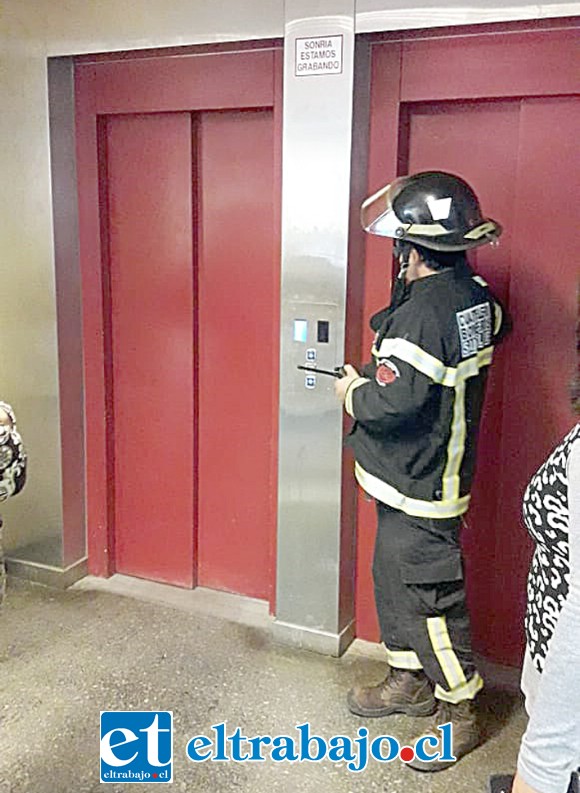 Un bombero revisando el ascensor.