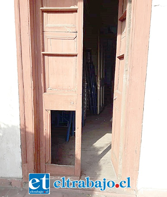 La puerta dañada por el o los delincuentes para entrar a robar el antiguo trofeo de la Asociación de Fútbol Amateur.