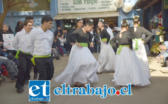 BAILES ESPECIALES.- Aquí vemos a los jóvenes de la Escuela Especial Sagrado Corazón, bailando al aire libre en los pasillos del Rodoviario.