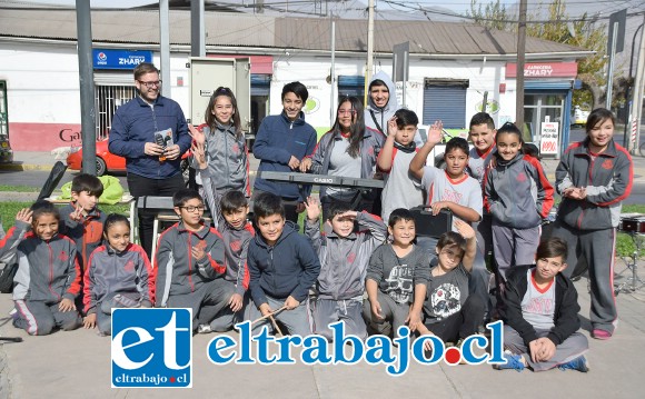 TREMENDA BANDA.- Estos chicos fueron los encargados de dar el ritmo y llenar de música todo el bandejón de Avenida Chacabuco con Maipú.