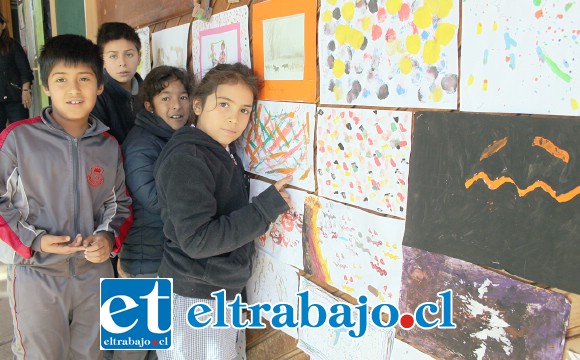 PEQUEÑOS ARTISTAS.- Estos pequeñitos muestran a Diario El Trabajo su trabajo escolar para esta Semana de la Educación Artística.