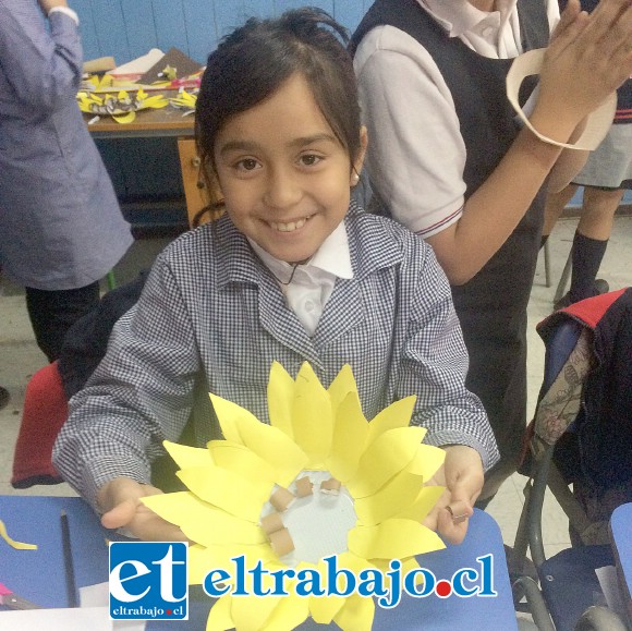 CUMPLIÓ SU TAREA.- Así, cada uno de los estudiantes confeccionó su girasol, el que ahora luce con muchos más en el bandejón de Avenida Miraflores.