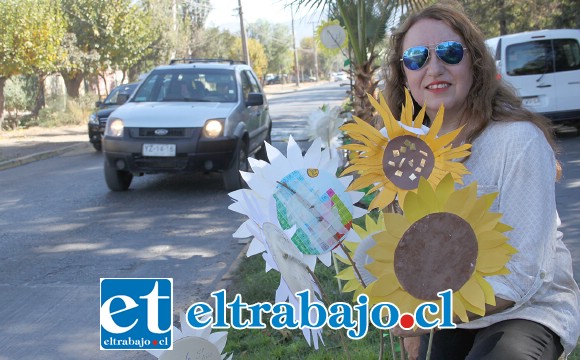 BANDEJÓN EMBELLECIDO.- La profesora Soledad Basulto se siente feliz al ver terminada esta idea, la que fue desarrollada por sus estudiantes.