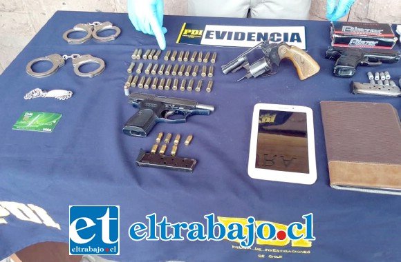 Armas de fuego, municiones y hasta un par de esposas con las cuales incluso se hicieron pasar por funcionarios policiales.