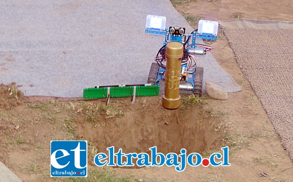 La cápsula del tiempo y la primera piedra de este millonario proyecto fueron presentadas a los presentes, vemos atrás un pequeño robot, como señal de que los callelarguinos le apuestan todo a la tecnología.