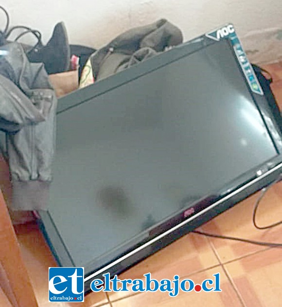 La TV en el suelo, lista para sacarla.