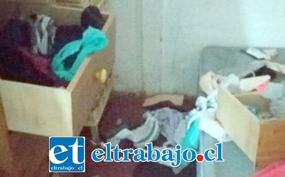 Tal como se aprecia en la imagen, los delincuentes dejaron todo desordenado en la casa.