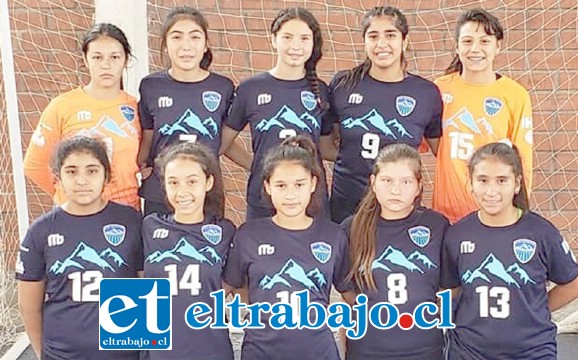 TREMENDAS GUERRERAS.- Ellas son de la categoría Infantil de Balonmano, pertenecientes al Club Deportivo Aconcagua.