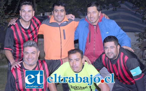 ELLOS AL FRENTE.- El directorio del Club Súper 4 posa para las cámaras de Diario El Trabajo, en la cancha del club.