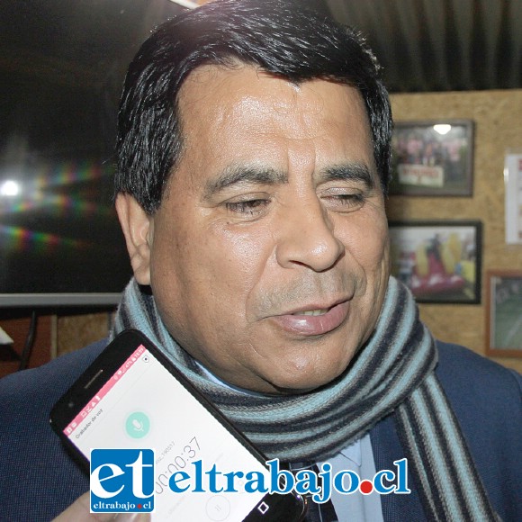 Claudio Zurita, alcalde de Santa María y también hincha de este nuevo deporte.