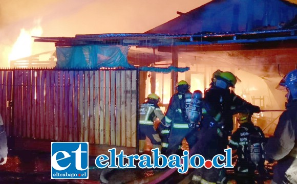 DAÑOS MILLONARIOS.- Estas lenguas de fuego consumieron finalmente cuatro viviendas y parte de una empresa limpia fosas.