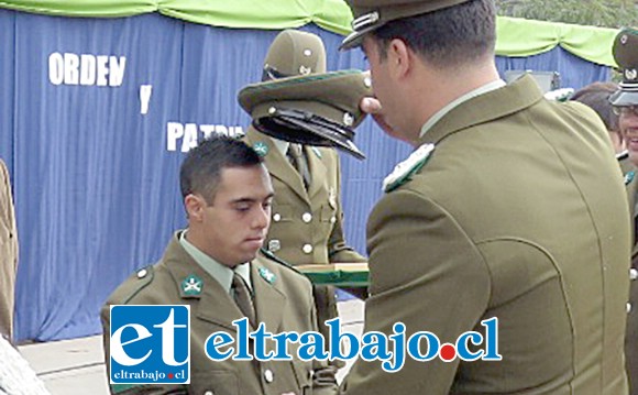 El Comisario de Carabineros haciendo entrega oficialmente de la gorra institucional al alumno.