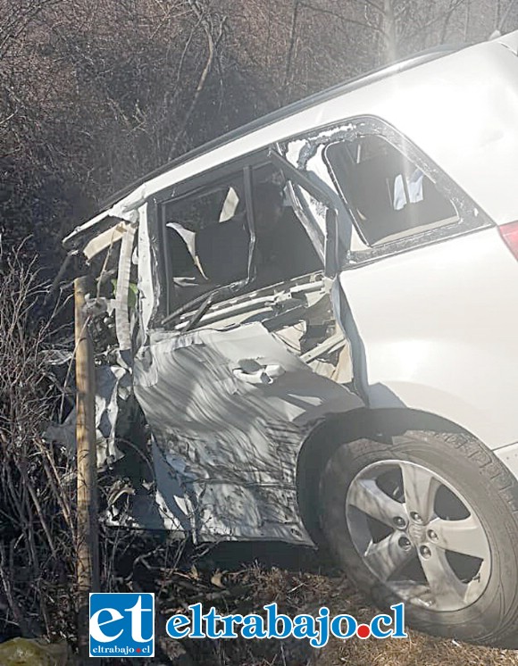 El conductor de este vehículo resultó con lesiones de gravedad, debiendo ser trasladado hasta el Hospital San Camilo de San Felipe.