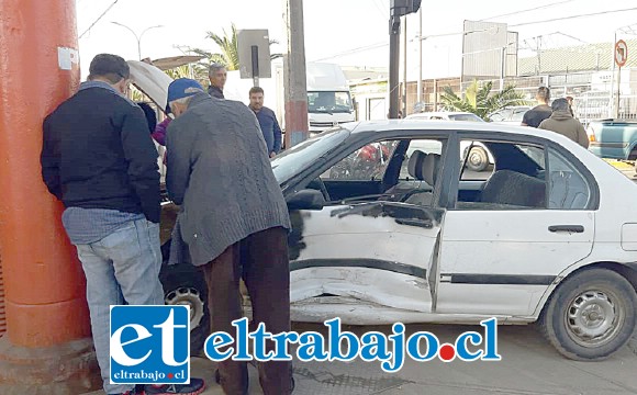 El vehículo terminó chocando contra un local de repuestos para automóviles ubicado en la esquina de dicha arteria.