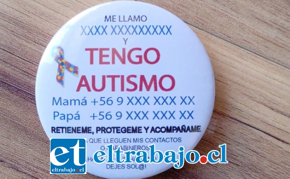 Esta es la ‘Chapita identificadora’ que llevan los niños con autismo.