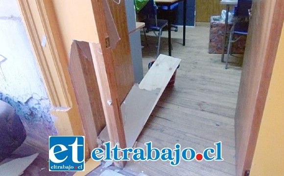 En la imagen se pueden apreciar algunos daños en la puerta de la oficina de la encargada.