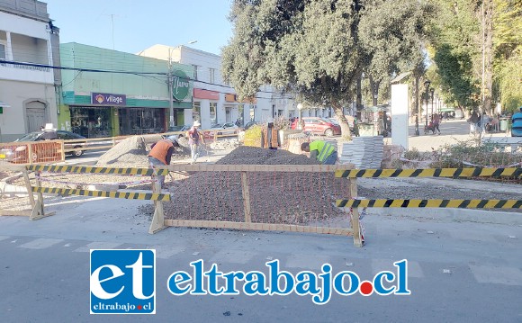 El retiro de las islas peatonales -que ha causado bastante confusión y malestar en la comunidad que no entiende la razón del cambio- se reanudó después del feriado de 21 de Mayo.