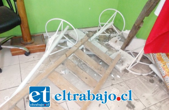 El delincuente colocó una escalera para alcanzar el techo, romper el cielo e ingresar a robar.