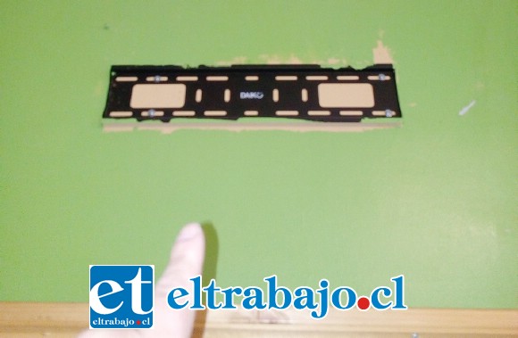 Un Smart TV de 55 pulgadas colgaba en la pared, el cual fue robado.