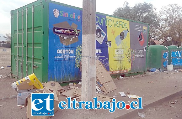 Cartones que están alrededor del punto limpio como se aprecia en la imagen.