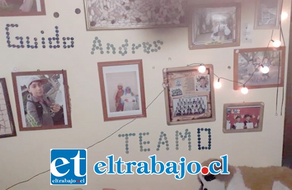 Cynthia López nos muestra los muros de su casa que están tapizados con las fotografías de su hijo desde que nació hasta sus 17 años de edad.
