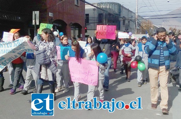 La comunidad educativa del Colegio Buen Pastor salió a la calle a marchar por el centro de San Felipe, para expresar su preocupación y exigir respuestas claras respecto al futuro del colegio.