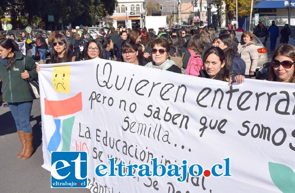 TEMEN POR SUS TRABAJOS.- Con grandes pancartas y lienzos con enérgicos mensajes, los trabajadores de la educación se pronunciaron con claridad en San Felipe.