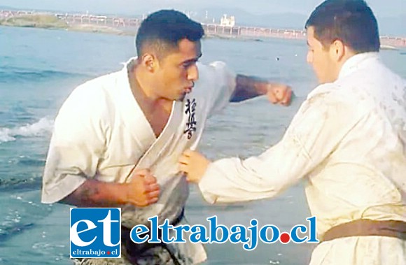 CUERPO A CUERPO.- Aquí vemos al ‘Rompe Cráneos’ Suárez, entrenándose en combate cuerpo a cuerpo en la playa; veremos cómo le va en Brasil.