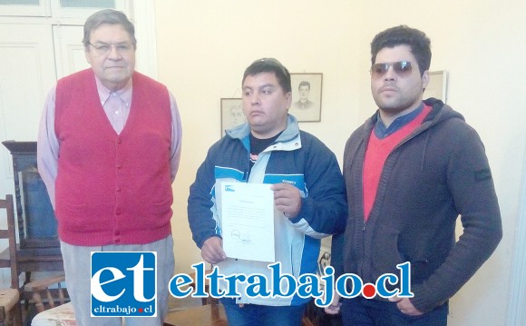Junto al Core Rolando Stevenson, los jóvenes que se han visto afectados con esta situación, quienes deberían recibir sus certificados en el mes de julio.
