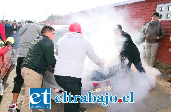 HUMEANTE DESPEDIDA.- Las llantas de los autos echaban fuego y humo, los motores rugían en honor a la chica que voló al Más Allá.
