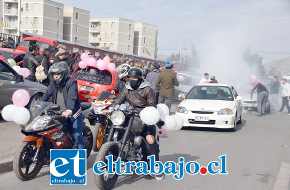 INTRANSITABLE.- Colapsada quedó la calle Diego de Almagro, motoqueros y conductores se tomaron la vía para rendir el último homenaje a Scarlett.