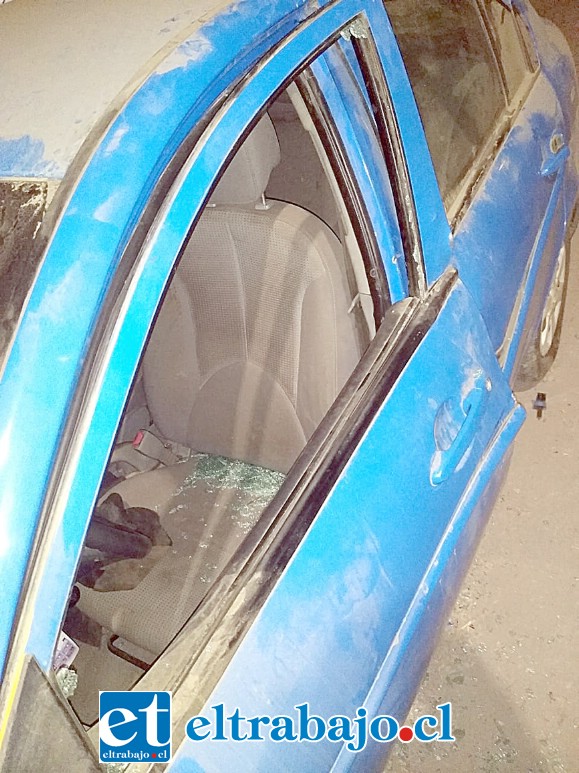 El afectado encontró el vidrio de su automóvil destrozado la tarde de este miércoles.