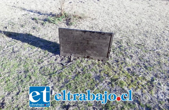 Carabineros recuperó este televisor Led que dejó abandonado uno de los delincuentes en medio de unos matorrales en el sector de la línea férrea de San Felipe.