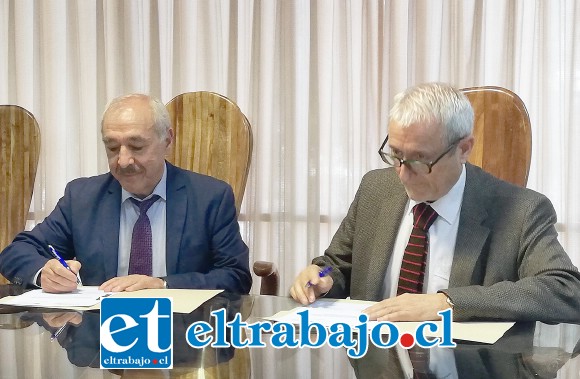 La mañana de ayer el alcalde Patricio Freire y el rector de la Universidad de Valparaíso, Aldo Valle, firmaron el convenio que permite la ejecución del proyecto ‘Universidad Abierta’.