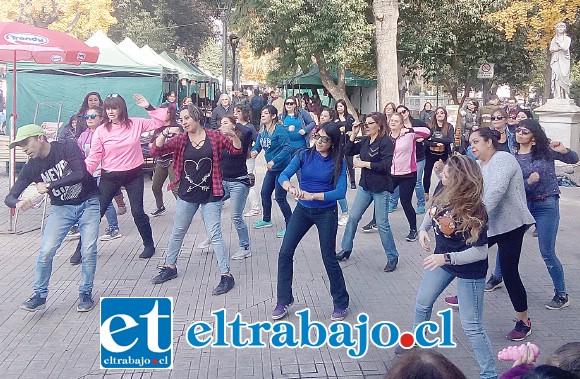 Las profesoras durante la intervención en la esquina de Coimas con Prat.