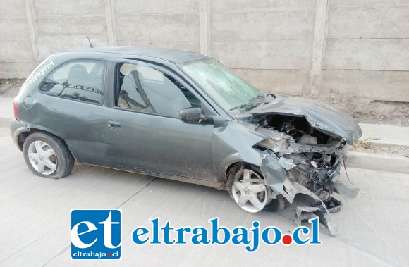 Así quedó el automóvil, con daños en su parte delantera.