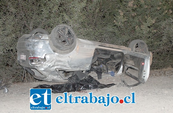 El automóvil marca Audi terminó volcado de campana, arrebatando la vida de la joven en el mismo lugar de los hechos.